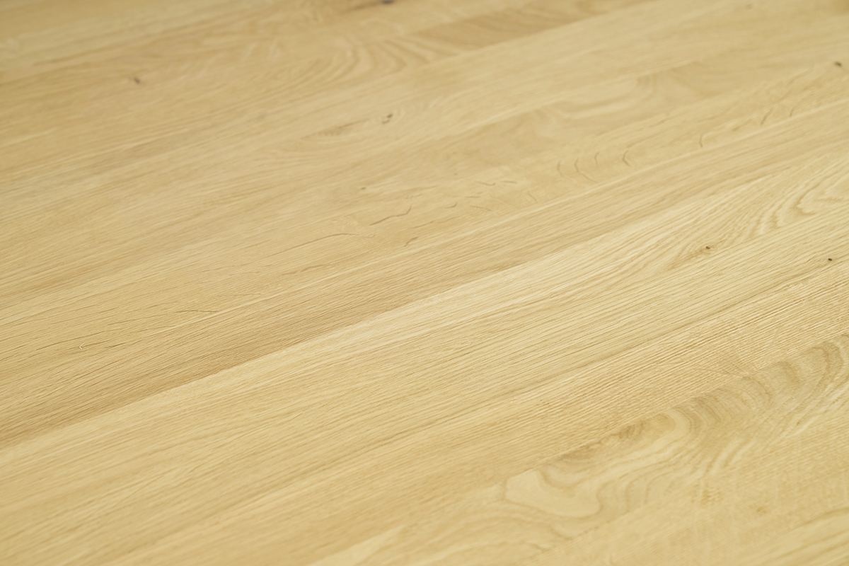 Superficie in legno chiaro del tavolo da pranzo OKSANA in rovere massiccio.