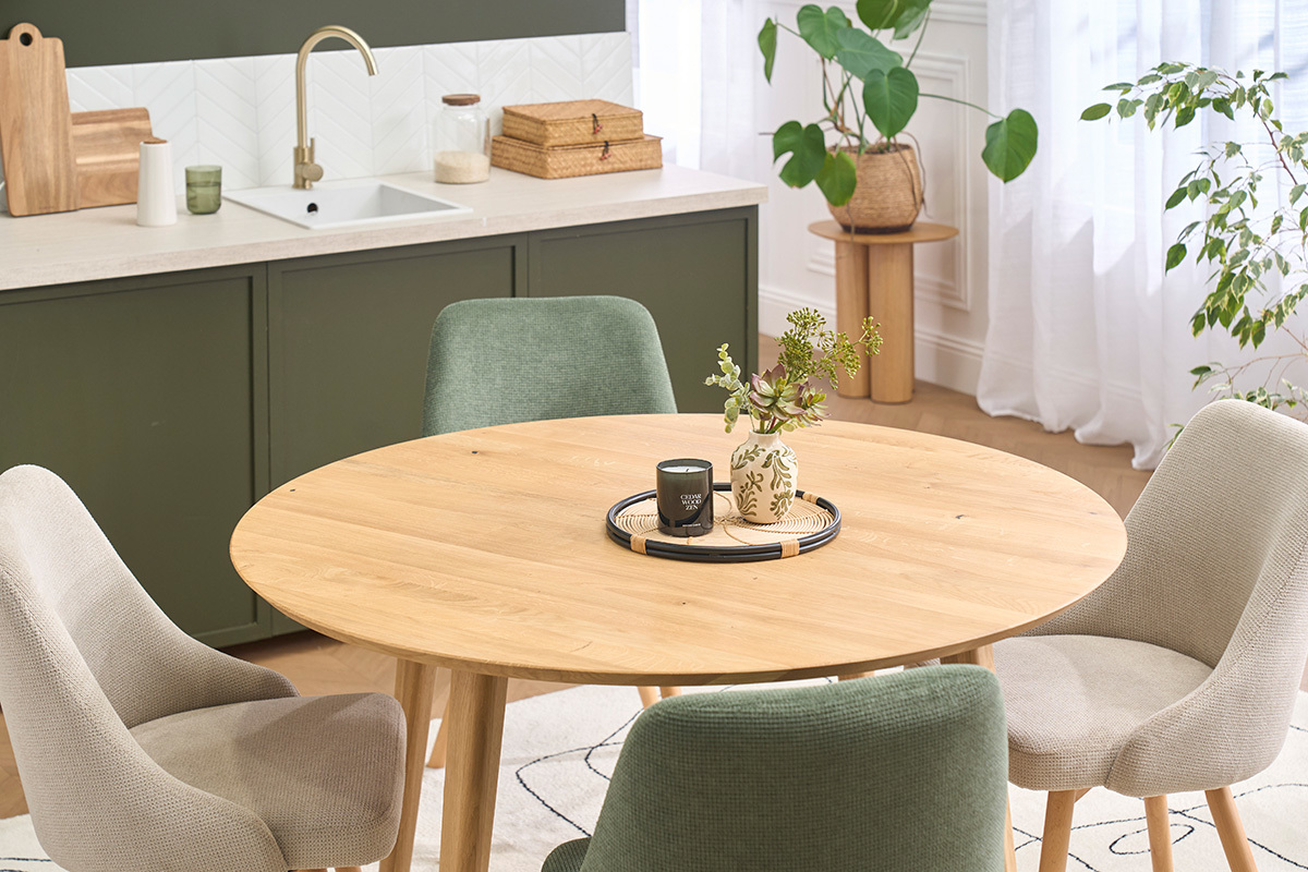 Tavolo da pranzo rotondo in legno chiaro di rovere massiccio D120 cm OKSANA