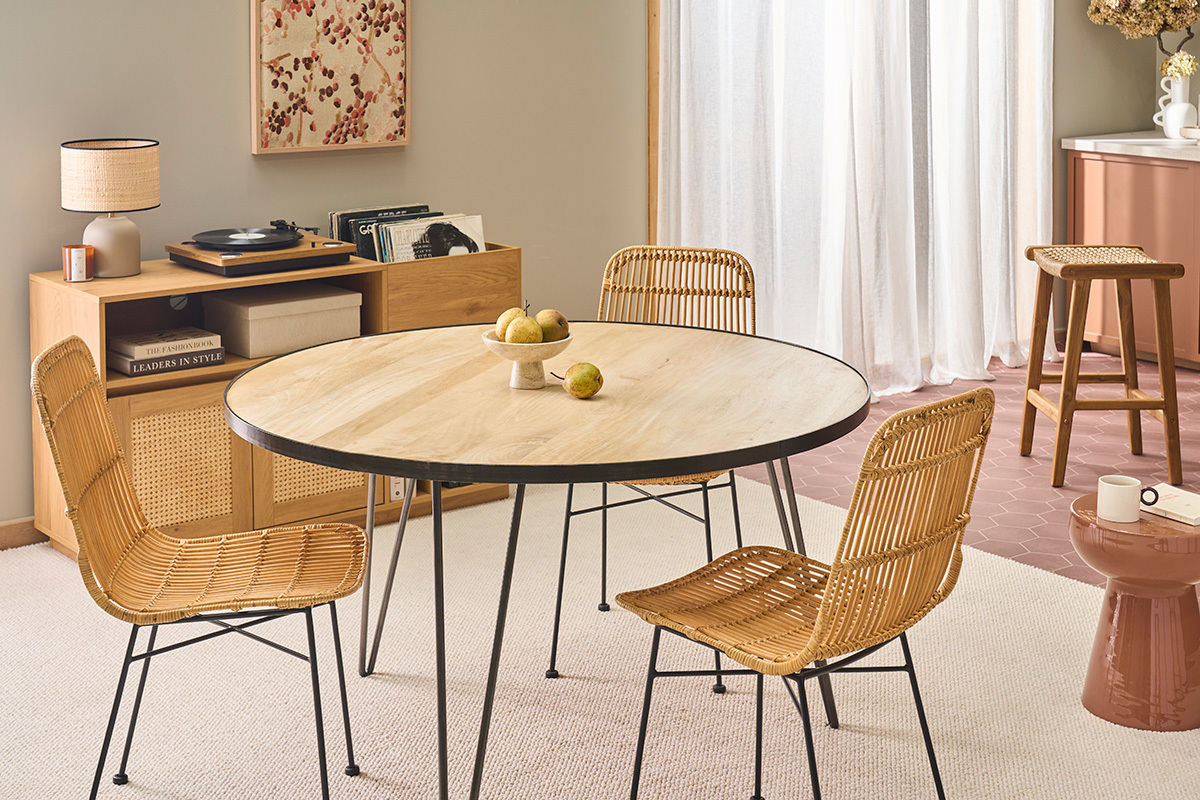 Tavolo rotondo in legno di mango e metallo con sedie, interno moderno.